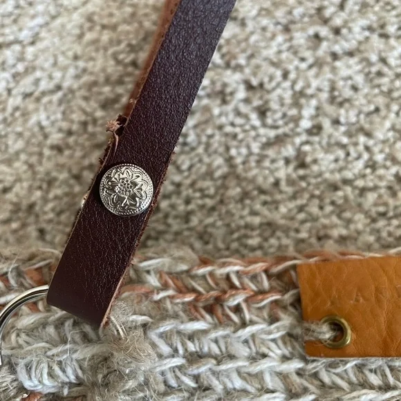 Hand knit crochet shoulder bag floral interior leather strap excellent condition - Picture 4 of 9